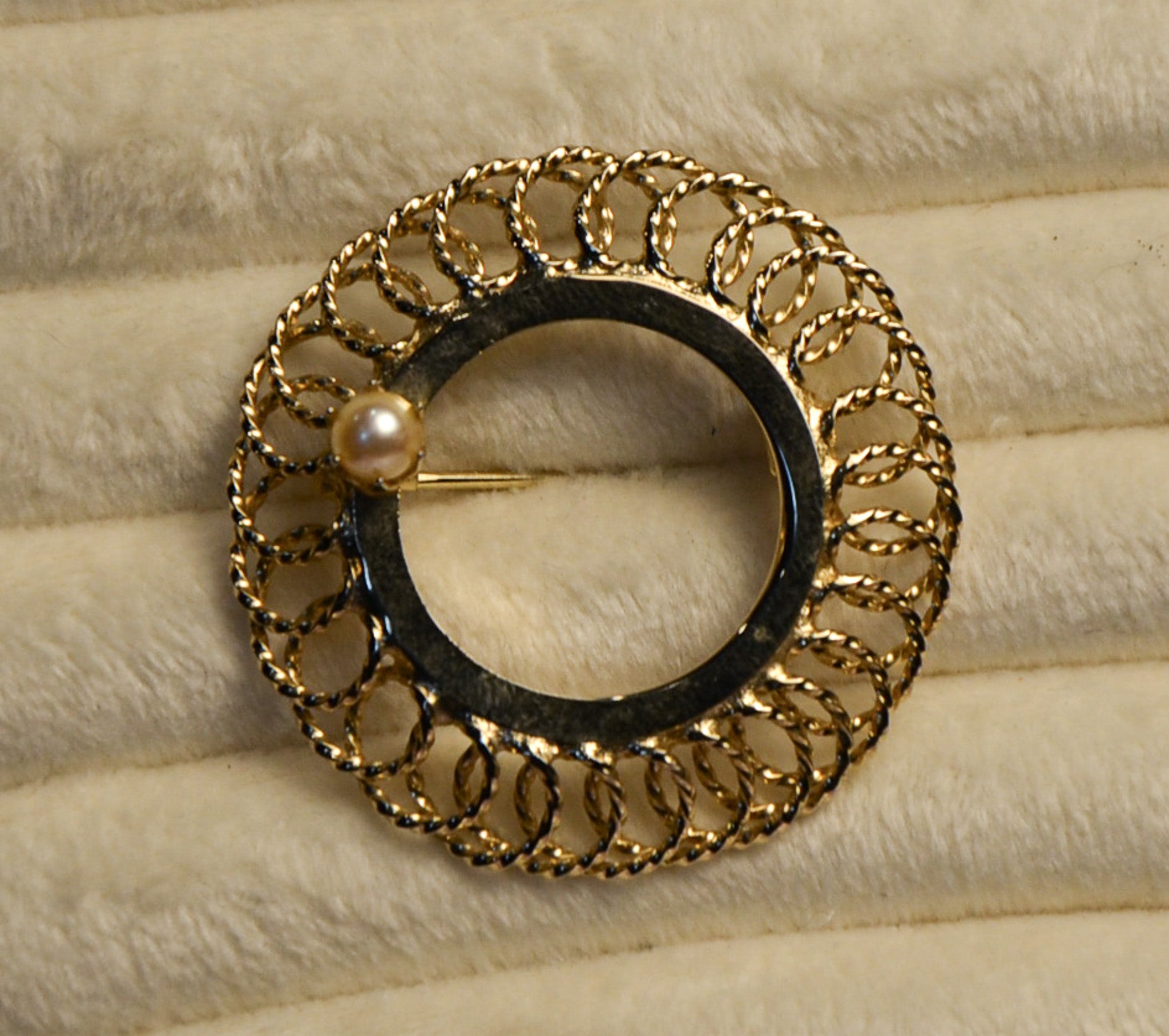 Gold Wreath Pearl Brooch