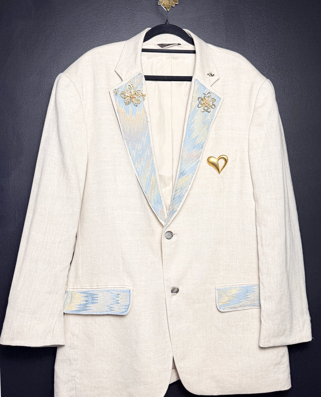 Blazer deshilachado con broche de Ty
