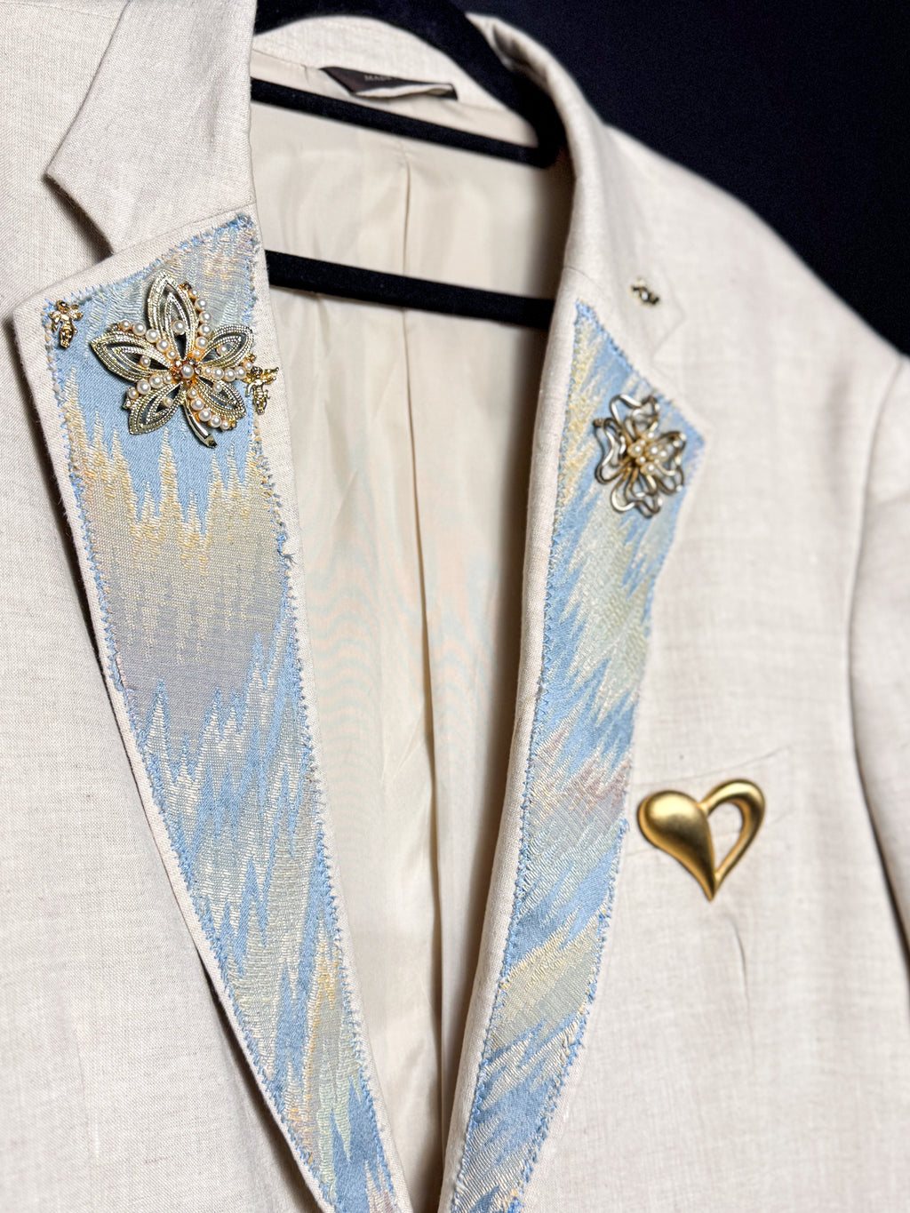 Blazer deshilachado con broche de Ty