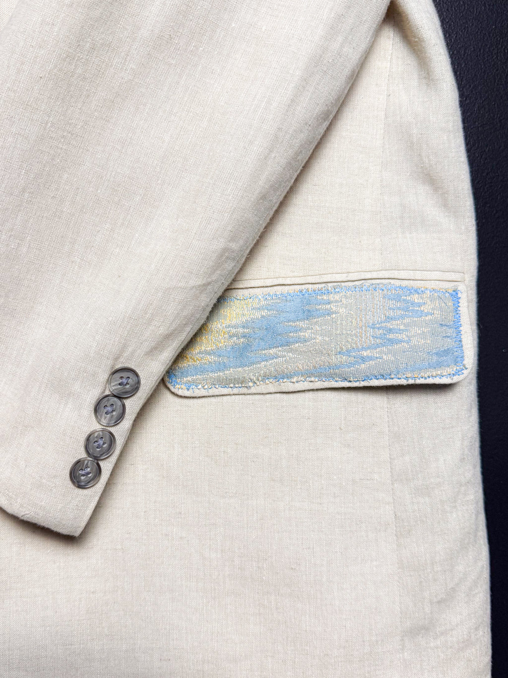 Blazer deshilachado con broche de Ty