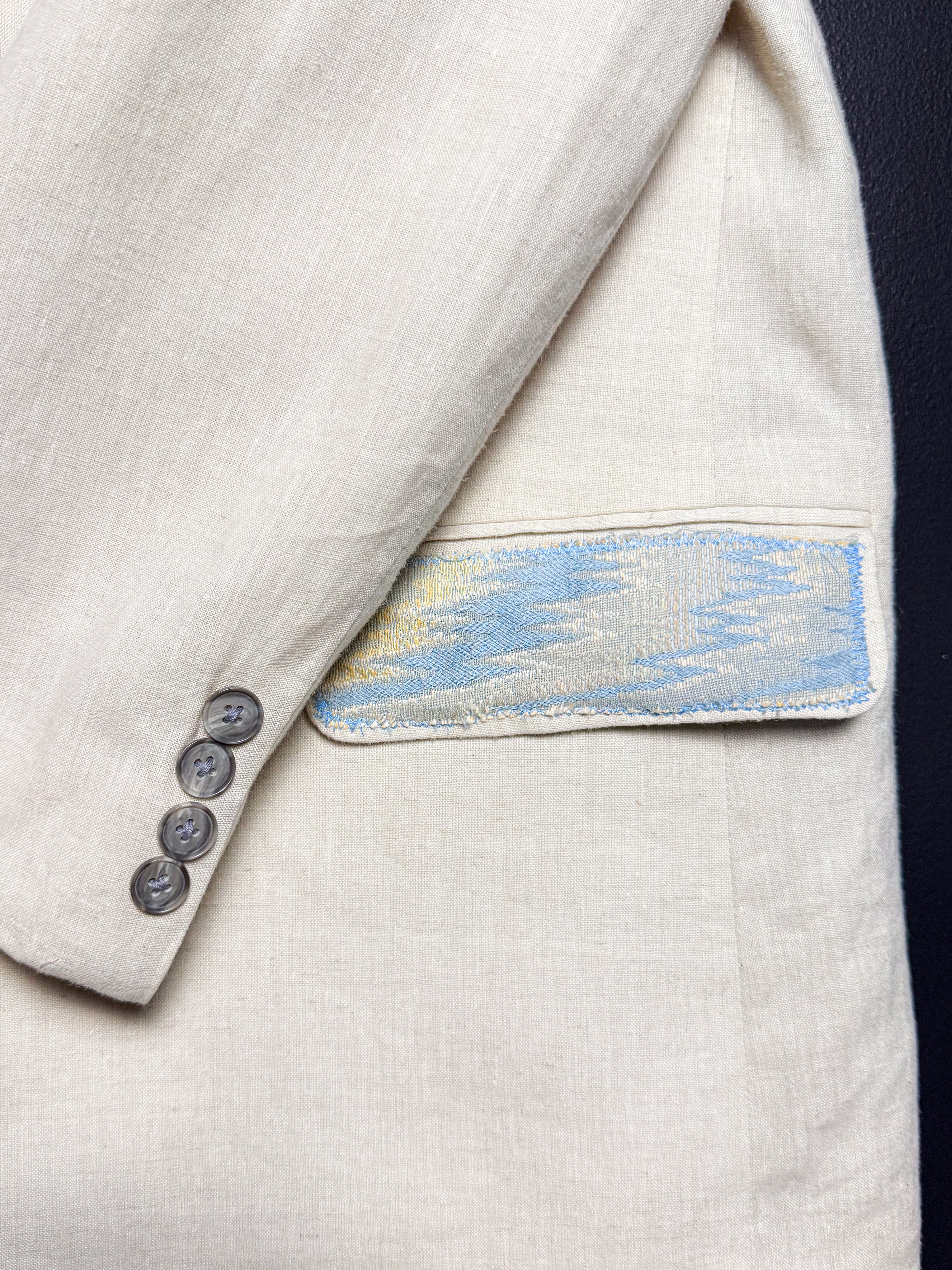 Blazer deshilachado con broche de Ty