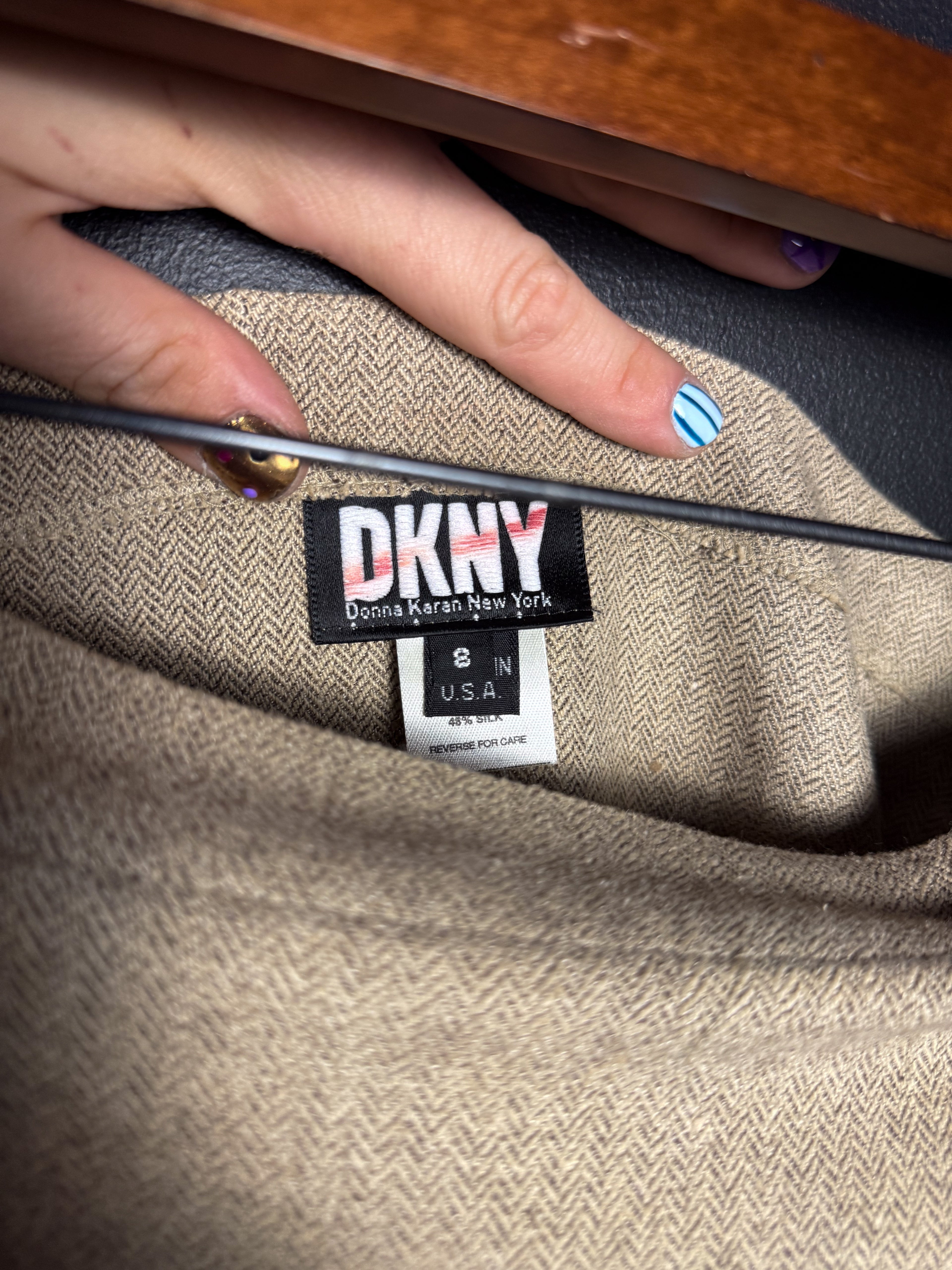 Minifalda DKNY con lazo de cuero