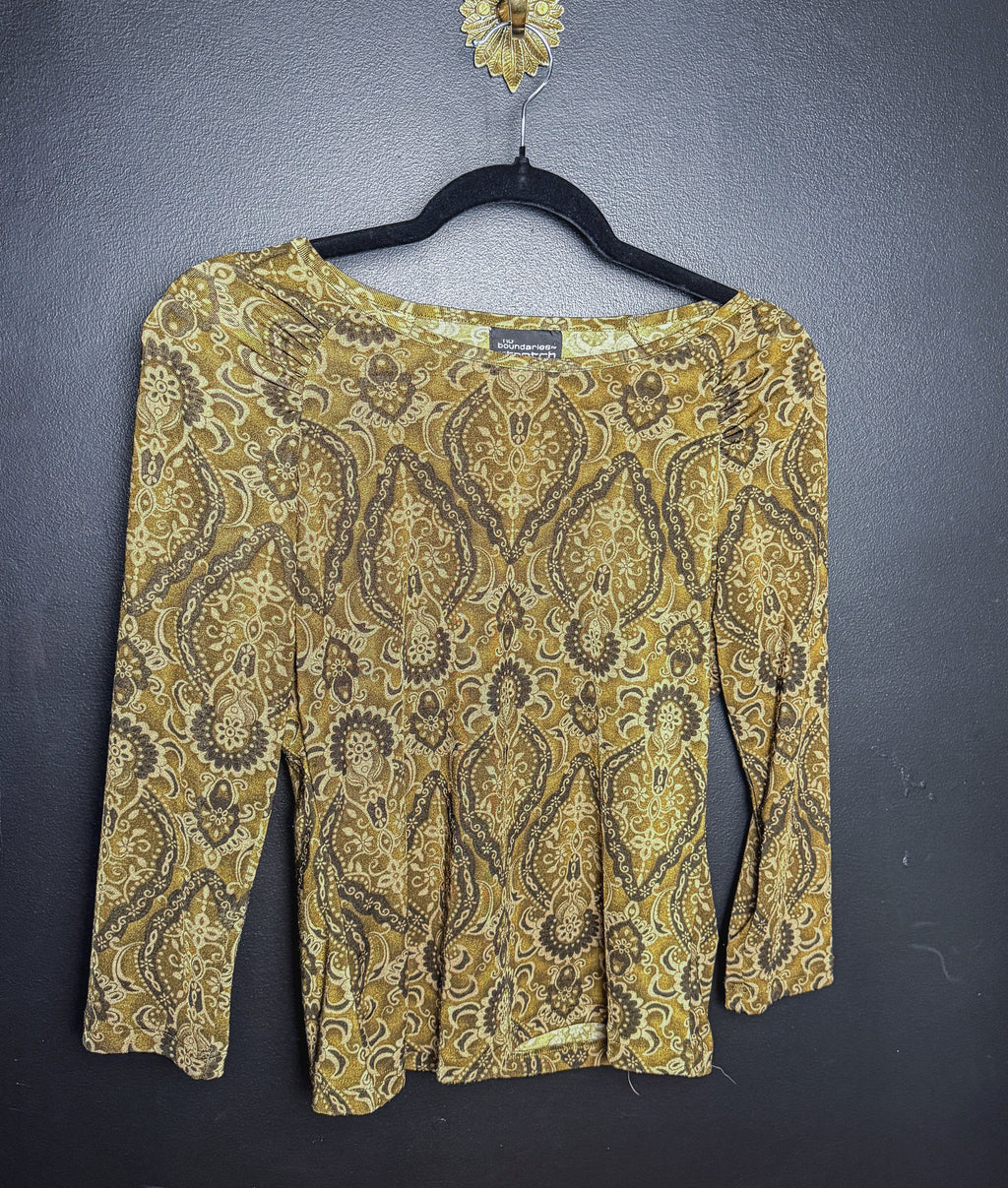 Top elástico de cuello barco con estampado de cachemira