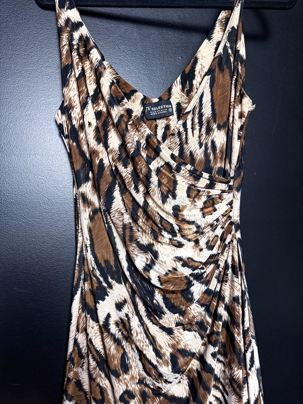 El sexy vestido de leopardo de Mckinnlee