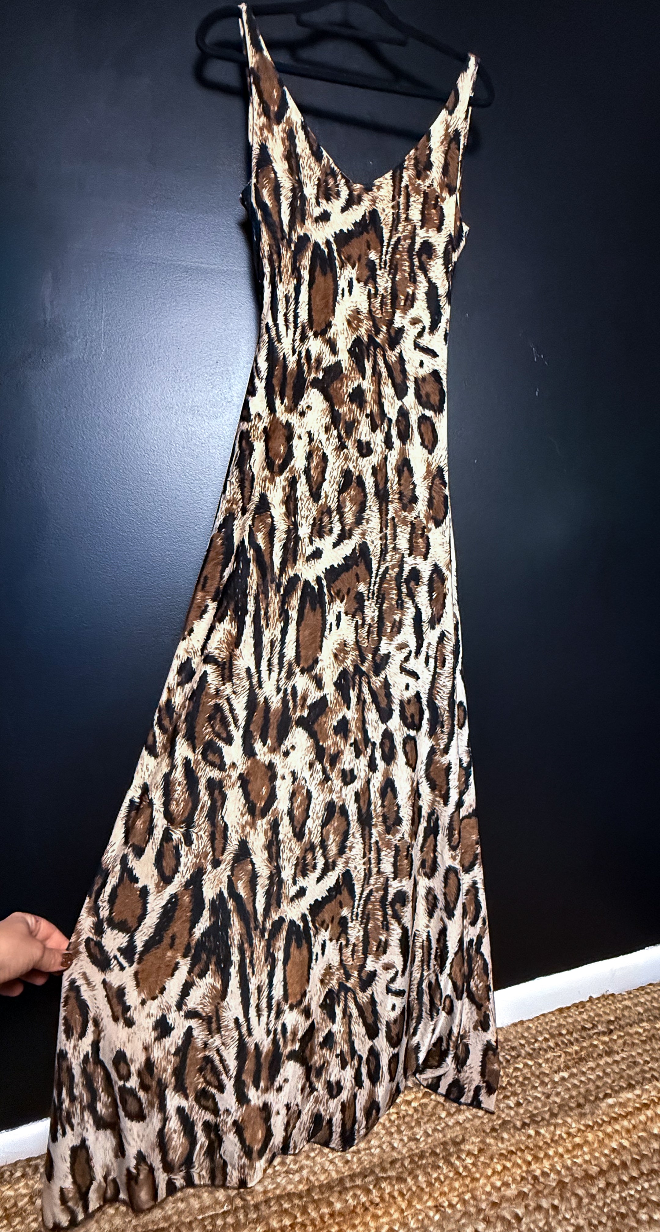 El sexy vestido de leopardo de Mckinnlee