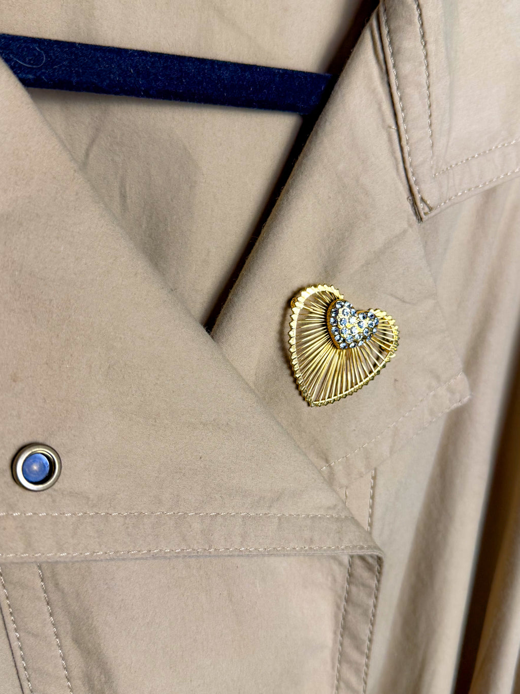 Mono de safari salvaje Mckinnlee con broche de corazón y cinturón anudado