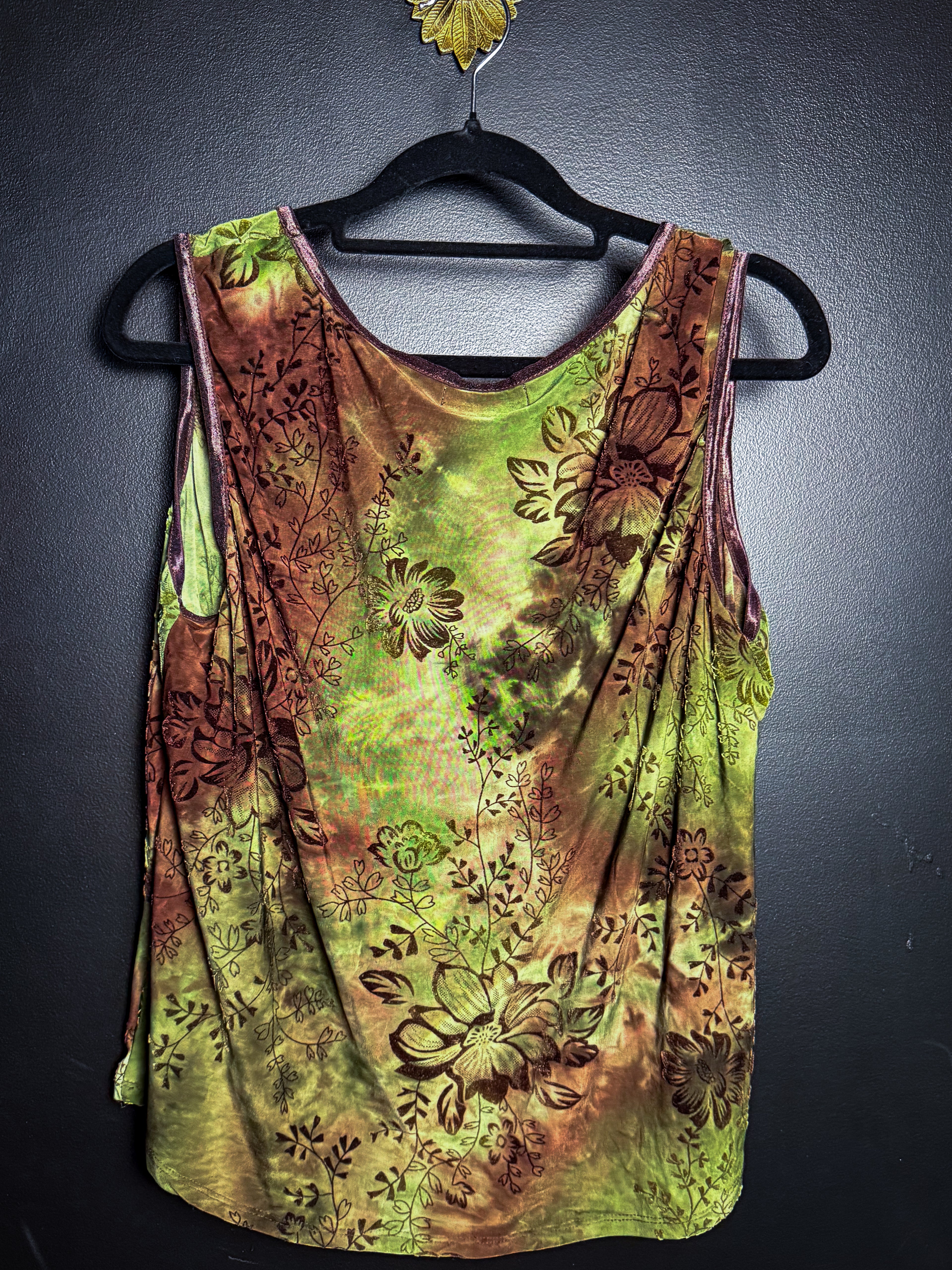 Top de tirantes floral verde y marrón estilo "Fairy Core"