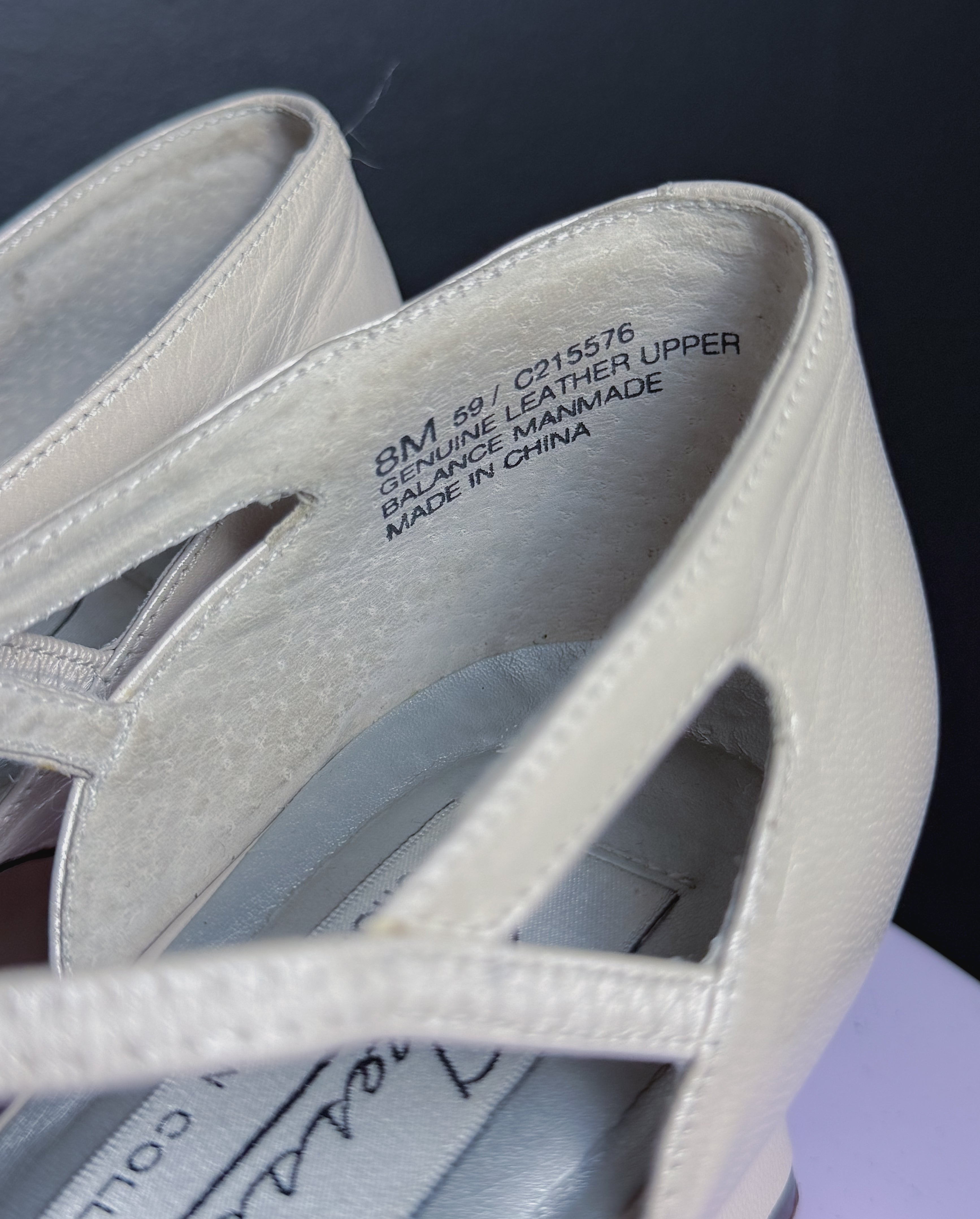 Zapatos de Tacón Bajo con Punta Cerrada de Caressa Coffin