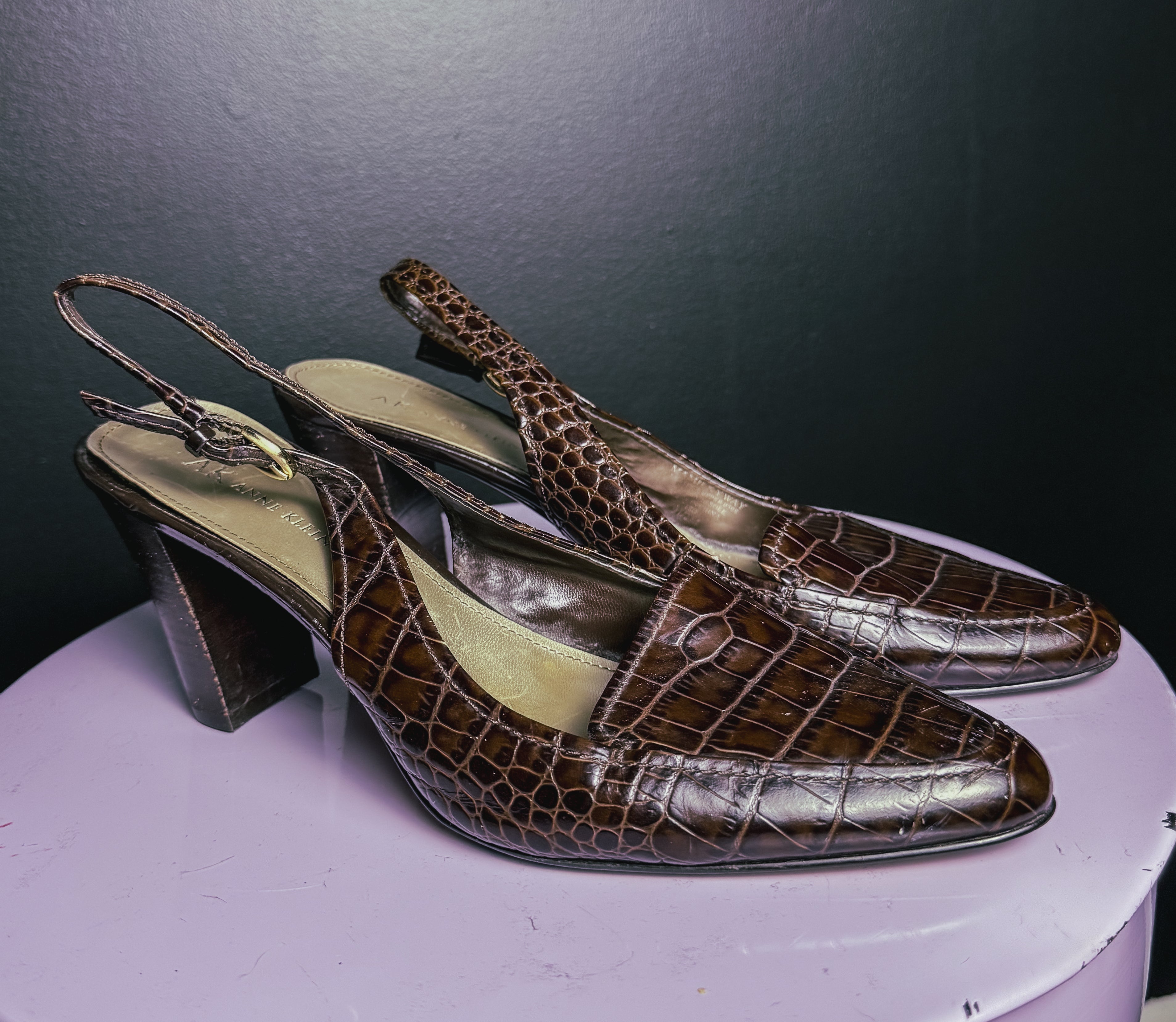 Zapatos de tacón bajo tipo kitten heel de cocodrilo de Anne Klein con pulsera trasera