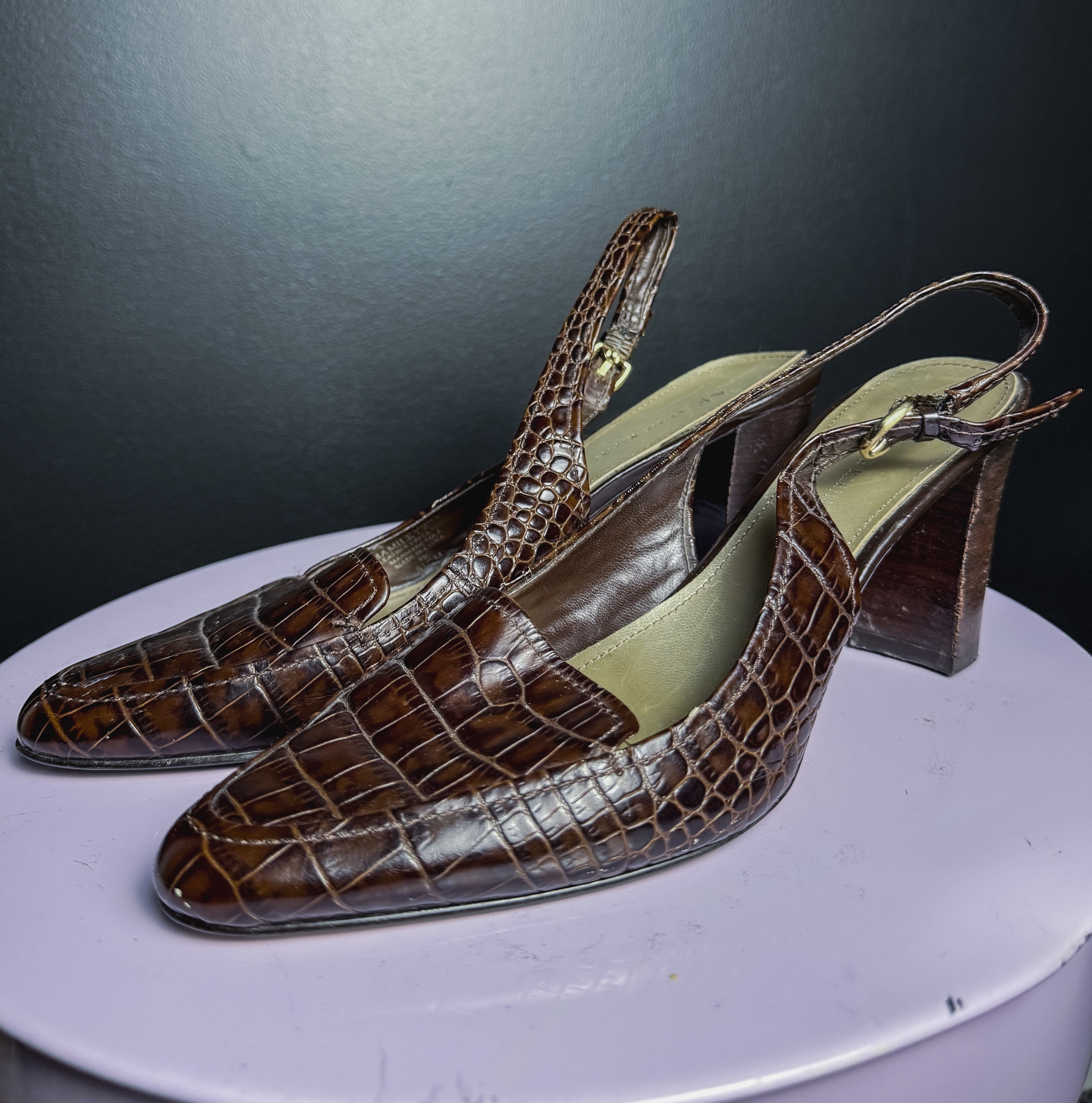 Zapatos de tacón bajo tipo kitten heel de cocodrilo de Anne Klein con pulsera trasera