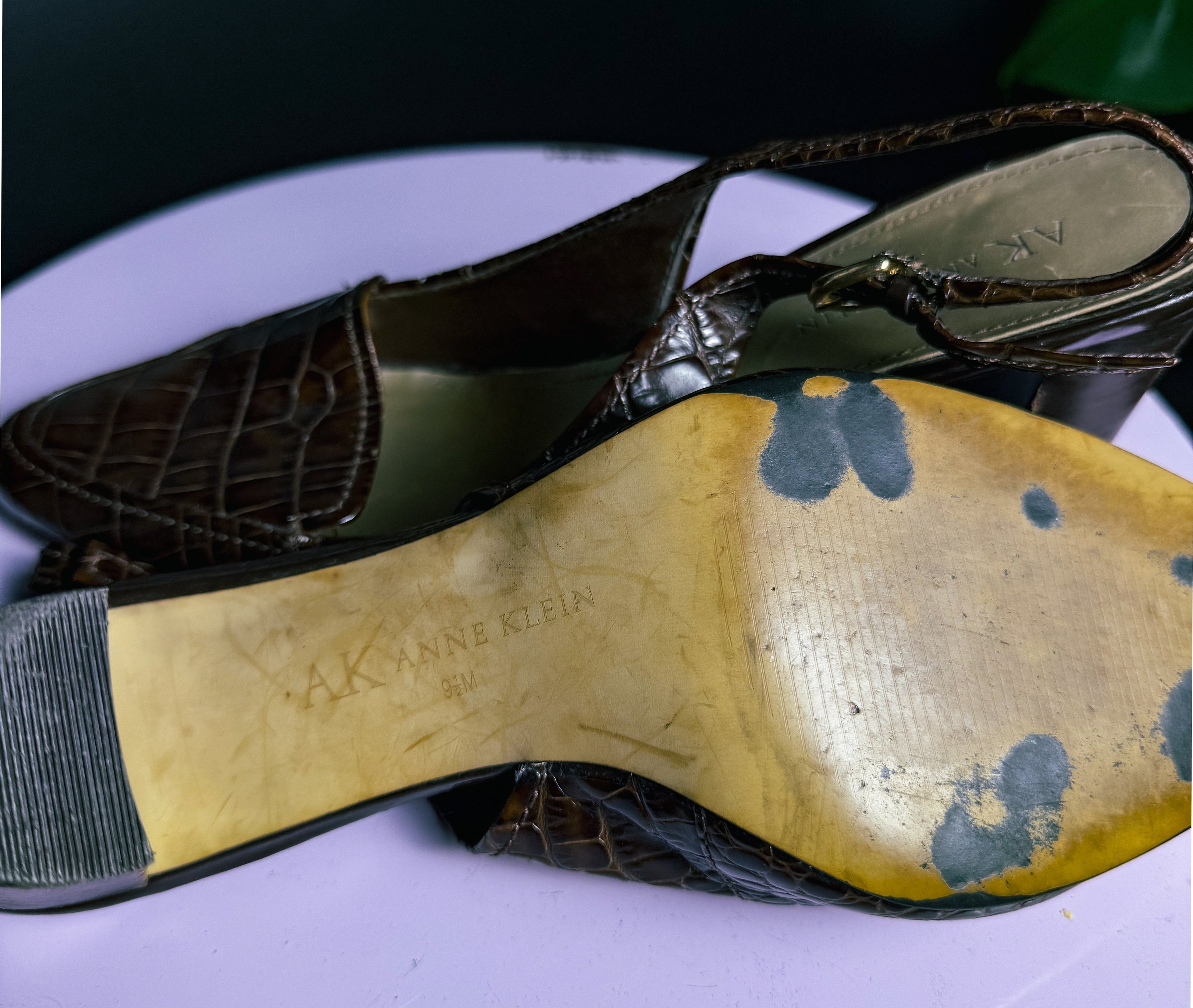 Zapatos de tacón bajo tipo kitten heel de cocodrilo de Anne Klein con pulsera trasera