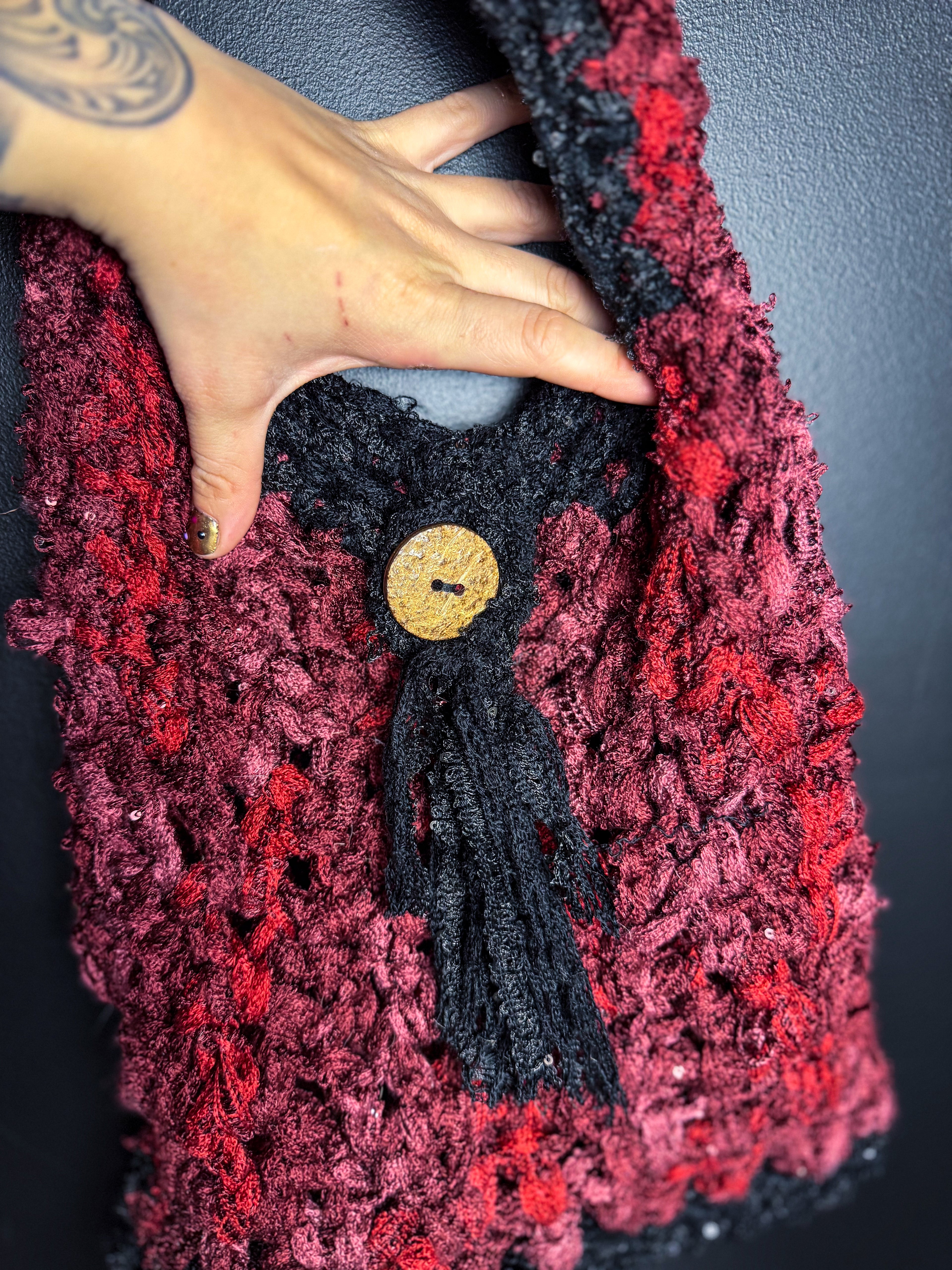 Bolso hobo de ganchillo rojo y negro