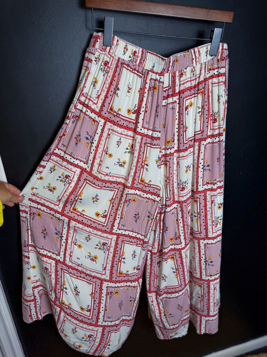 Doily Square Palazzo Capris
